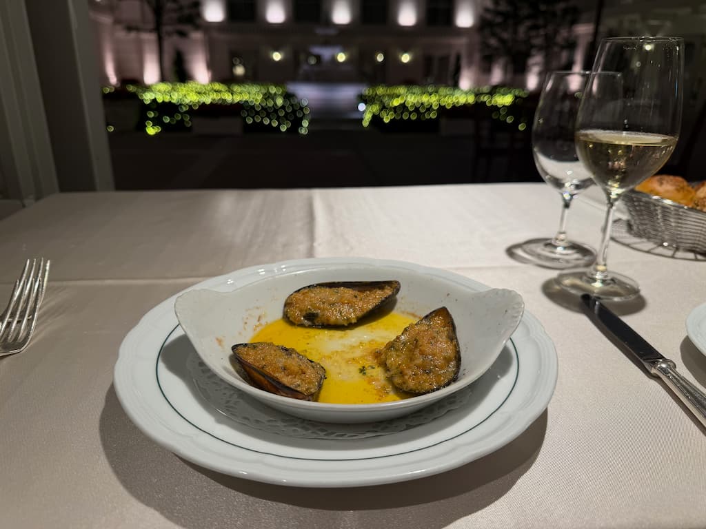 ムール貝のオーブン焼き。香ばしい焼き目と白ワインの相性が抜群の前菜