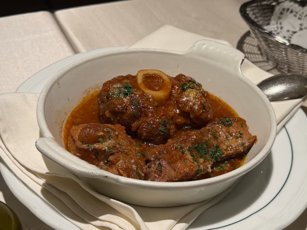 イル・ジャルディーノのスペシャリテ「ミラノ風オッソブーコ」。仔牛のすね肉を煮込んだイタリア伝統料理