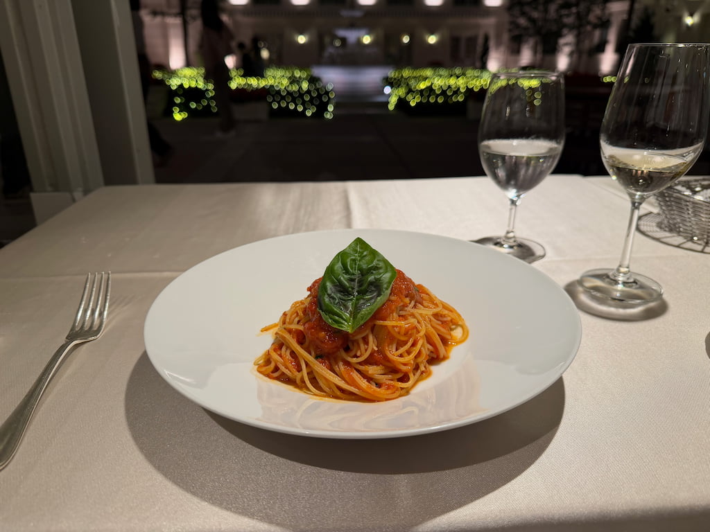 トマトソースとバジルの香りが印象的な美味しいパスタ