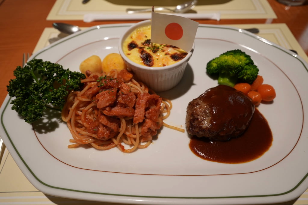 ニューグランド発祥のナポリタン、シーフードドリアに加えて、ハンバーグが一皿にのった大人のお子様プレート風セット